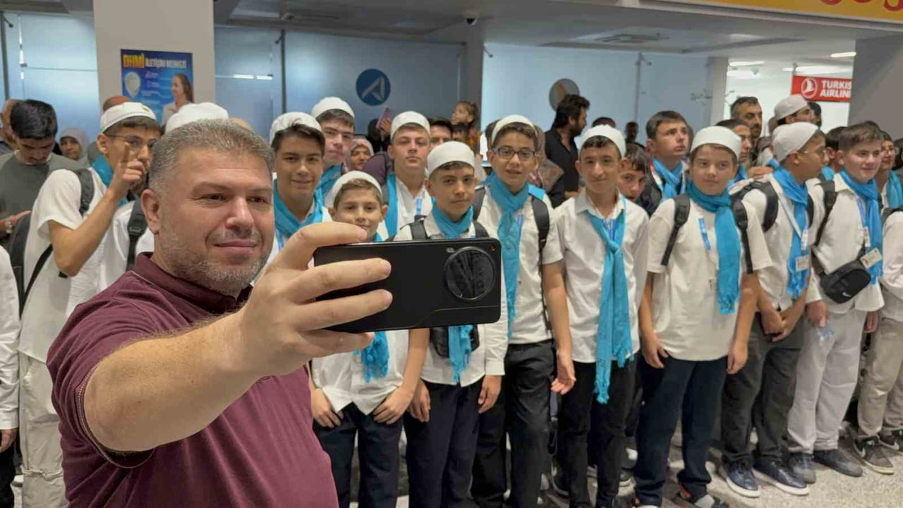 TOKAT'TA HAFIZLIK EĞİTİMİNİ TAMAMLAYAN 190 ÖĞRENCİ, UMRE ÖDÜLÜ KAPSAMINDA TOKAT HAVALİMANI'NDAN...