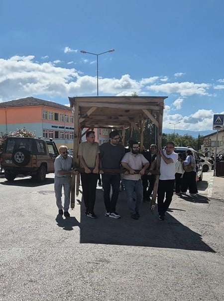 TOKAT’IN NİKSAR İLÇESİNDE DEPREME DAYANIKSIZ OLDUĞU GEREKÇESİYLE YIKILMASI PLANLANAN OKULUN...