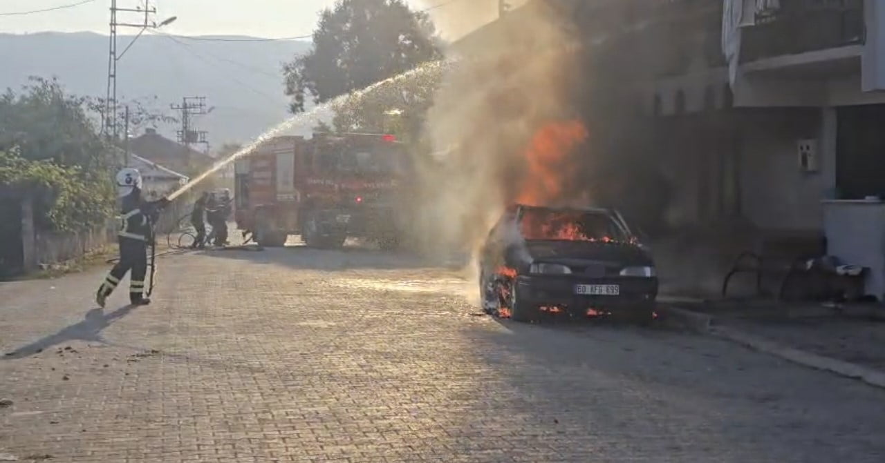 TOKAT’IN NİKSAR İLÇESİNDE PARK HALİNDEKİ OTOMOBİLDE ÇIKAN YANGIN, BİTİŞİĞİNDEKİ 2 KATLI BİNANIN...