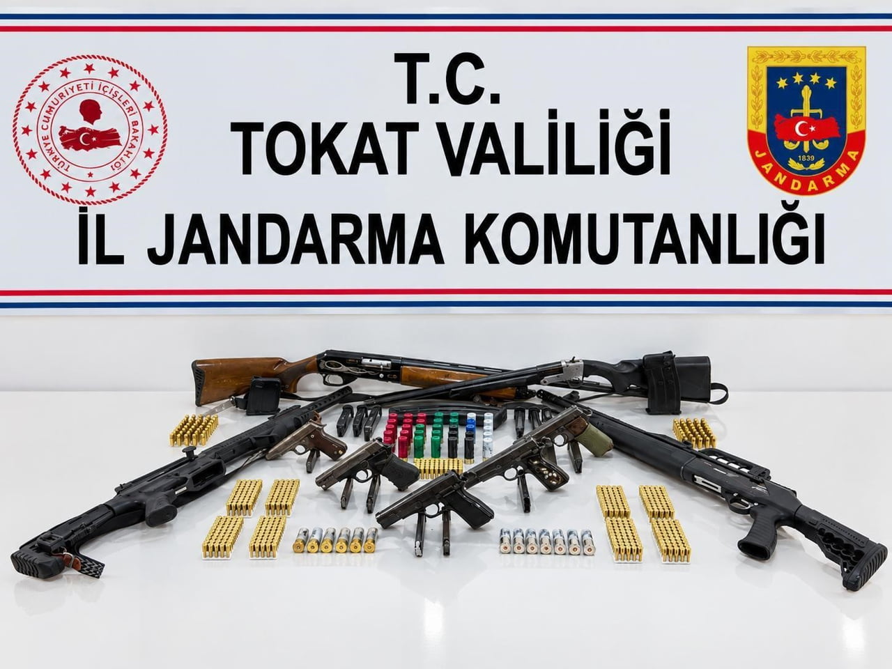 TOKAT’IN YEŞİLYURT İLÇESİNDE JANDARMA EKİPLERİNCE 5 ŞÜPHELİYE YÖNELİK DÜZENLENEN EŞ ZAMANLI...