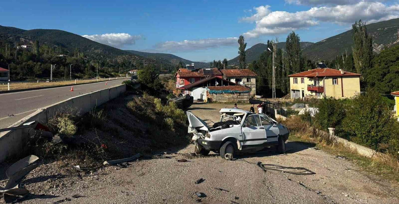 TOKAT’TA İKİ OTOMOBİLİN KAVŞAKTA ÇARPIŞMASI SONUCU 1 KİŞİ HAYATINI KAYBETTİ, 3 KİŞİ...