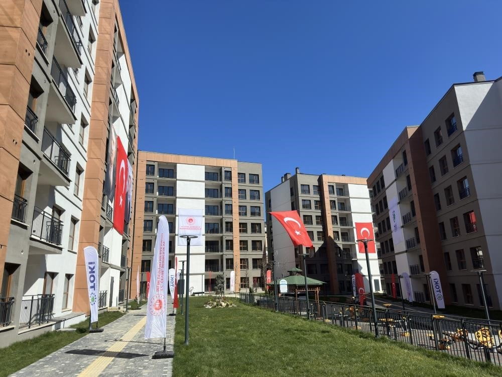 TOKİ’NİN KİRA ARTIŞLARINI DENGELEMEK VE DAR GELİRLİ VATANDAŞLARIN UYGUN FİYATLI KONUTLARA...