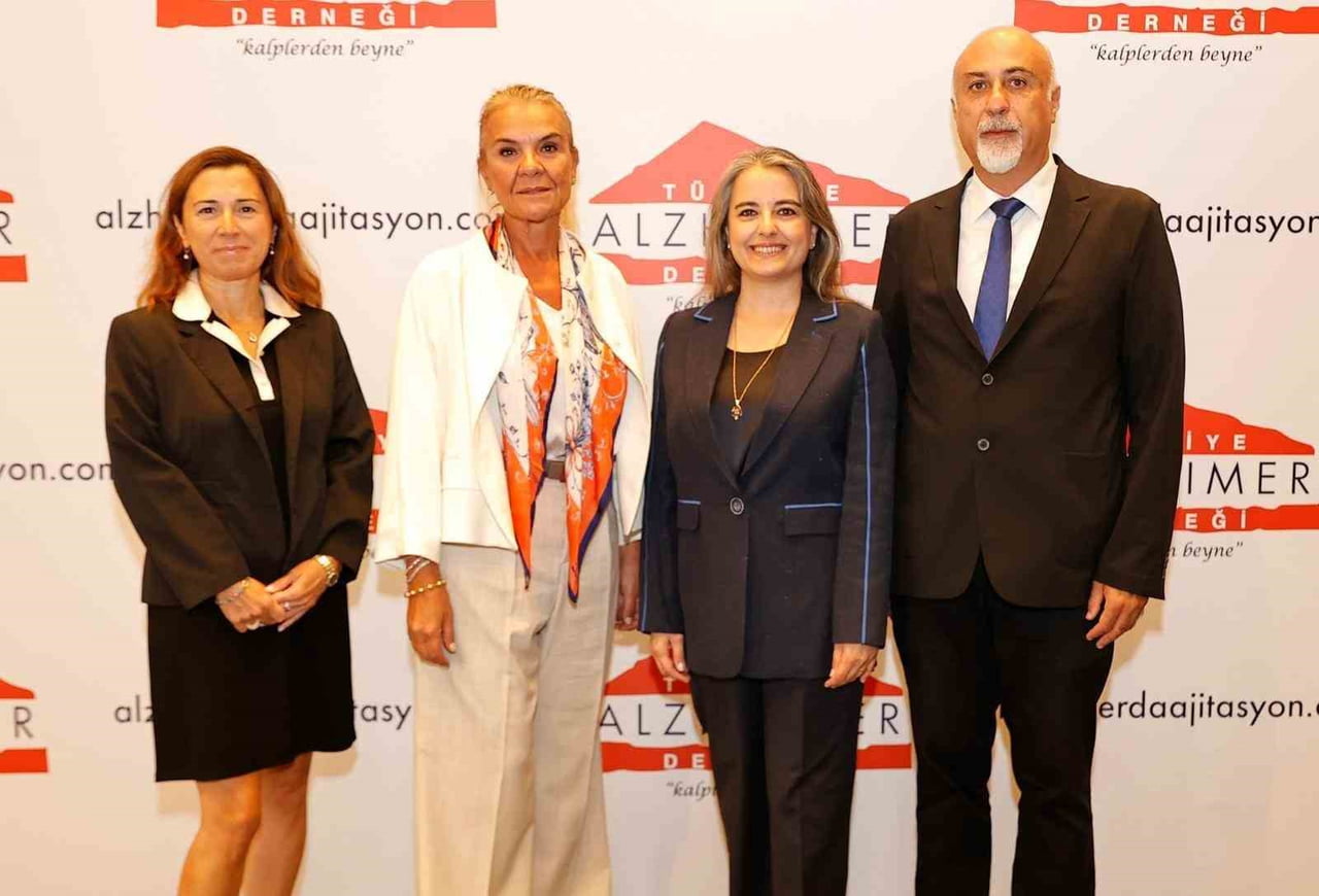 TOPLU FOTO SOLDAN SAĞA: TÜRKİYE ALZHEİMER DERNEĞİ YÖNETİM KURULU ÜYESİ VE HASTA YAKINI HATİCE...