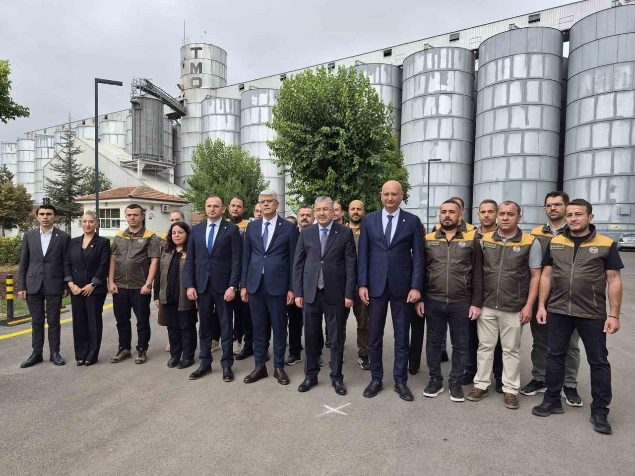TOPRAK MAHSULLERİ OFİSİ (TMO) SİLOLARI ÖNÜNDE AÇIKLAMALARDA BULUNAN ESKİŞEHİR VALİSİ DR. ERDİNÇ...