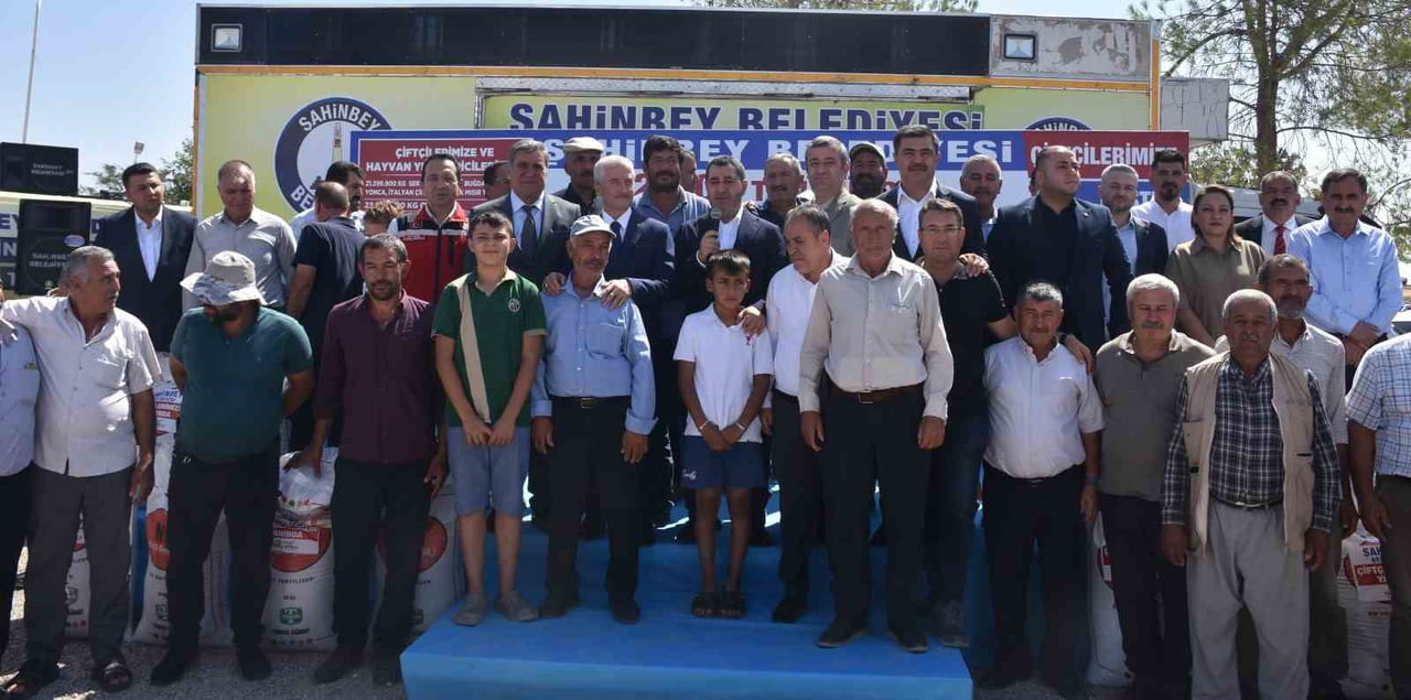 TÖRENE KATILAN ŞAHİNBEY BELEDİYESİ PROTOKOL ÜYELERİ VE ÇİFTÇİ VATANDAŞLAR