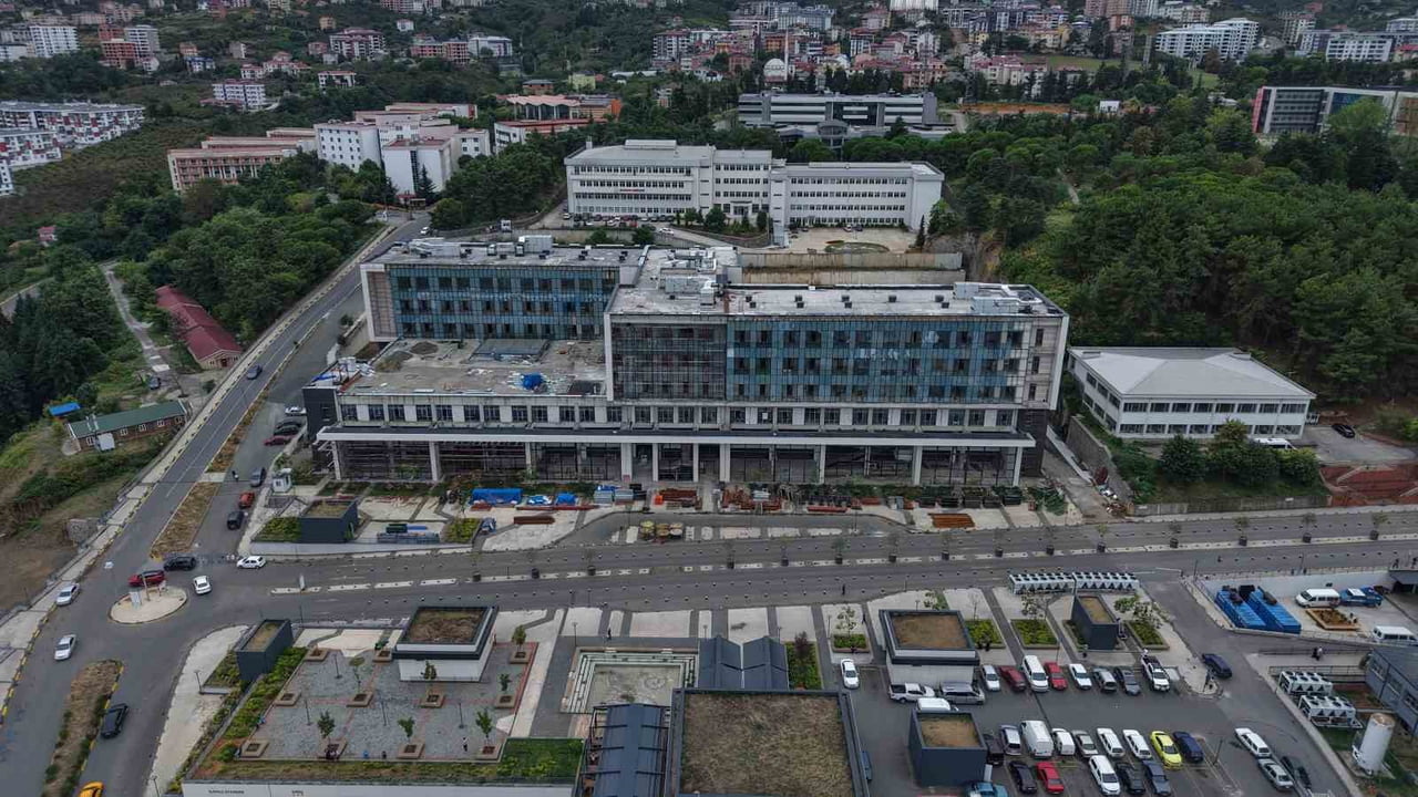 TRABZON'DA YAPIMI 2016 YILINDAN BU YANA DEVAM EDEN ÇOCUK HASTANESİ'NİN İNŞAATINDA YÜZDE 95...