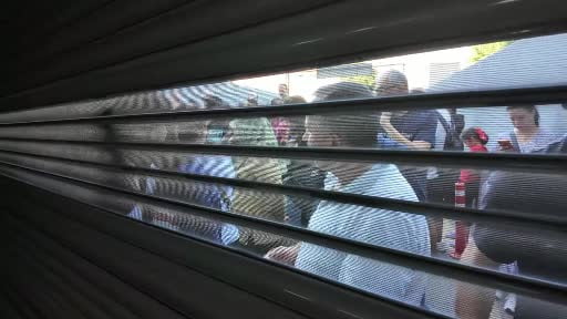 Trabzon'dan gelen de var, sabah 7'de yola çıkan da... İndirim çadırında kıyasıya yarış