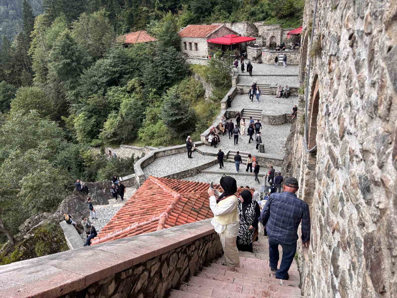 TRABZON'UN MAÇKA İLÇESİNDEKİ TARİHİ SÜMELA MANASTIRI, 8,5 AYDA 520 BİN ZİYARETÇİYİ...
