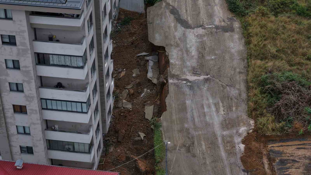 TRABZON’DA ETKİLİ OLAN SAĞANAK YAĞIŞ NEDENİYLE CADDE VE SOKAKLAR GÖLE DÖNERKEN, BAZI İŞ YERLERİNİ...