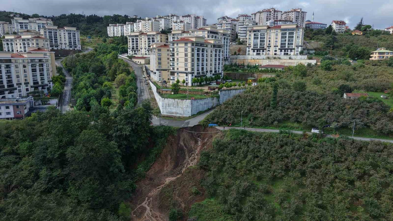 TRABZON’DA SEYİR HALİNDEKİ ARAÇ, YOLUN GEÇTİĞİ SIRADA MEYDANA GELEN HEYELANLA BİRLİKTE KONTROLDEN...