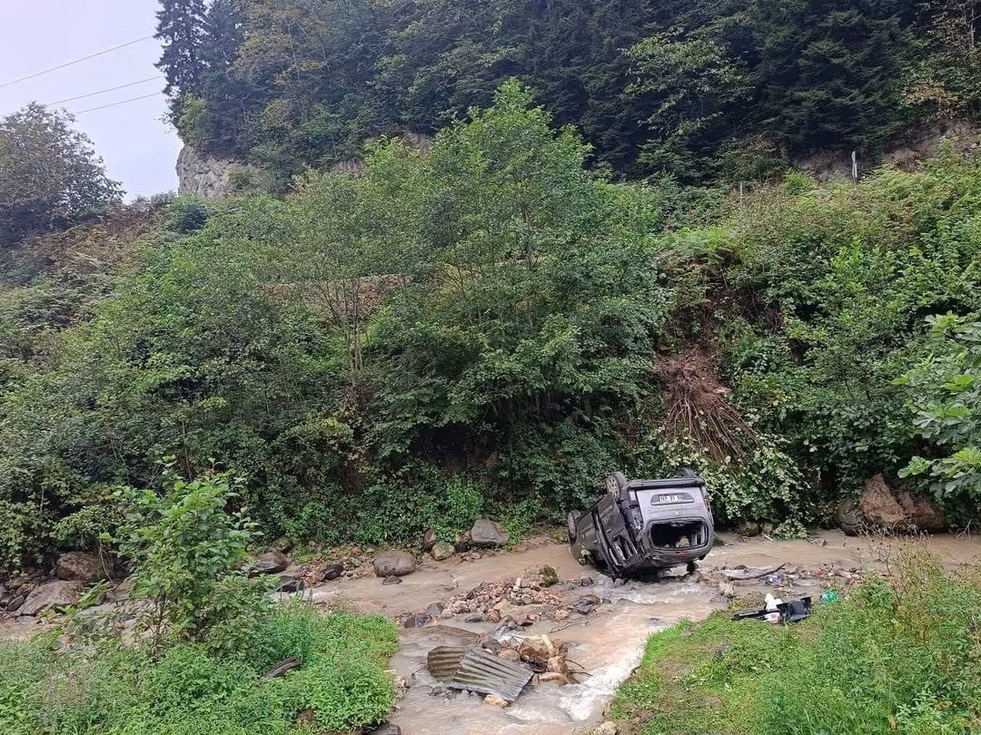 TRABZON’UN ŞALPAZARI İLÇESİNDE BİR ARACIN DEREYE UÇMASI SONUCU MEYDANA GELEN TRAFİK KAZASINDA 3’Ü...