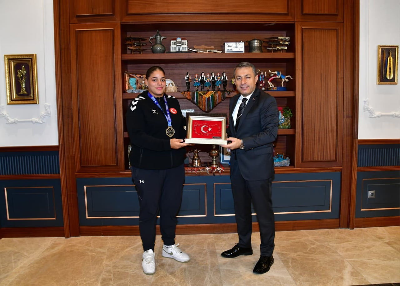 TRABZON VALİSİ TAHİR ŞAHİN, BULGARİSTAN’DA YAPILAN 2026 BÜYÜK KADINLAR AVRUPA BOKS ŞAMPİYONASI’NDA...