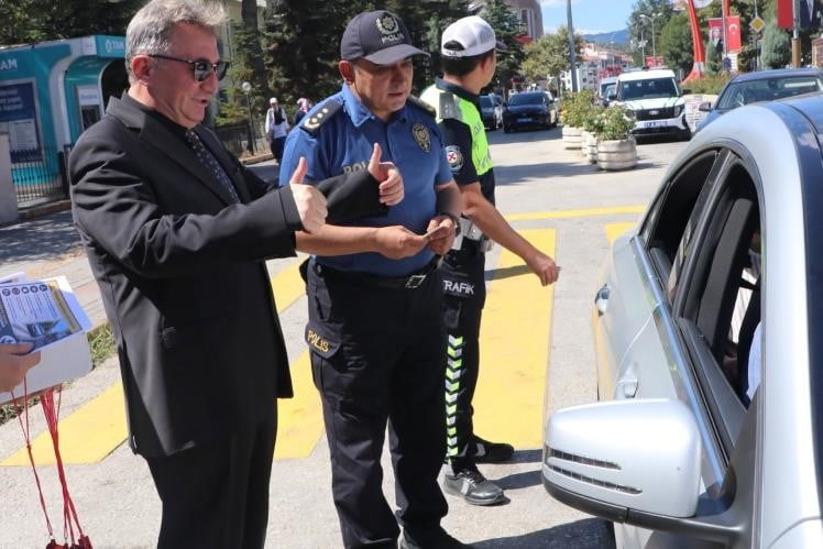 TRAFİK FARKINDALIĞI ETKİNLİĞİ, BOZÜYÜK KAYMAKAMI DR. AHMET NACİ HELVACI'NIN KOORDİNASYONUNDA...