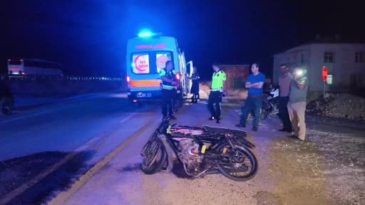 Trafik levhasına çarpan motosiklet hurdaya döndü: 1’i ağır 2 yaralı