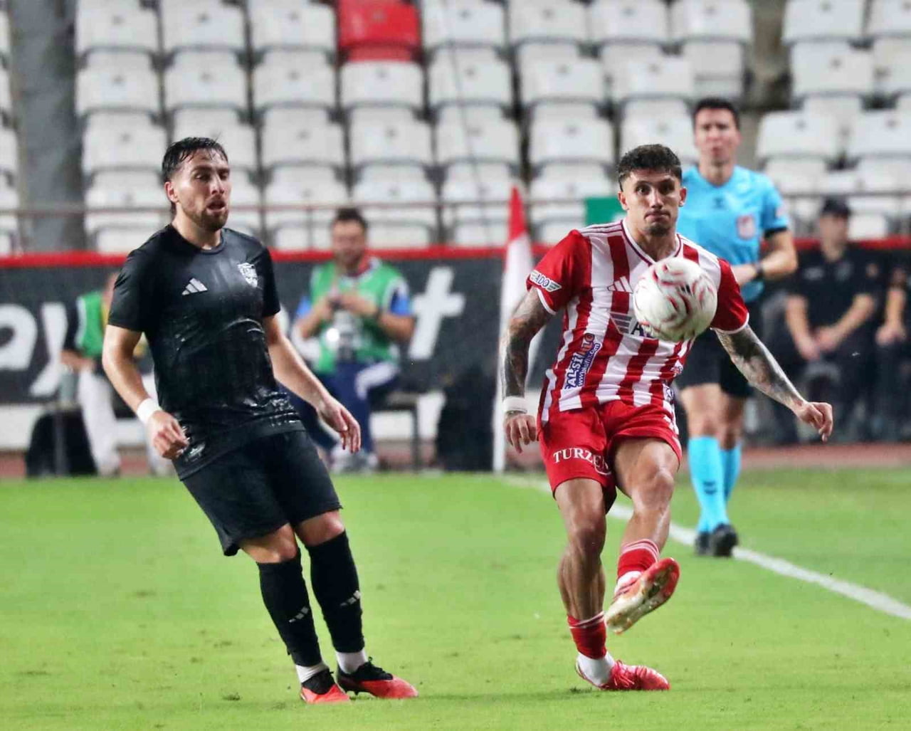 TRENDYOL 1. LİG'İN 8. HAFTASINDA ANTALYASPOR, SAHASINDA VANSPOR FK'Yİ 3-0 MAĞLUP ETTİ.