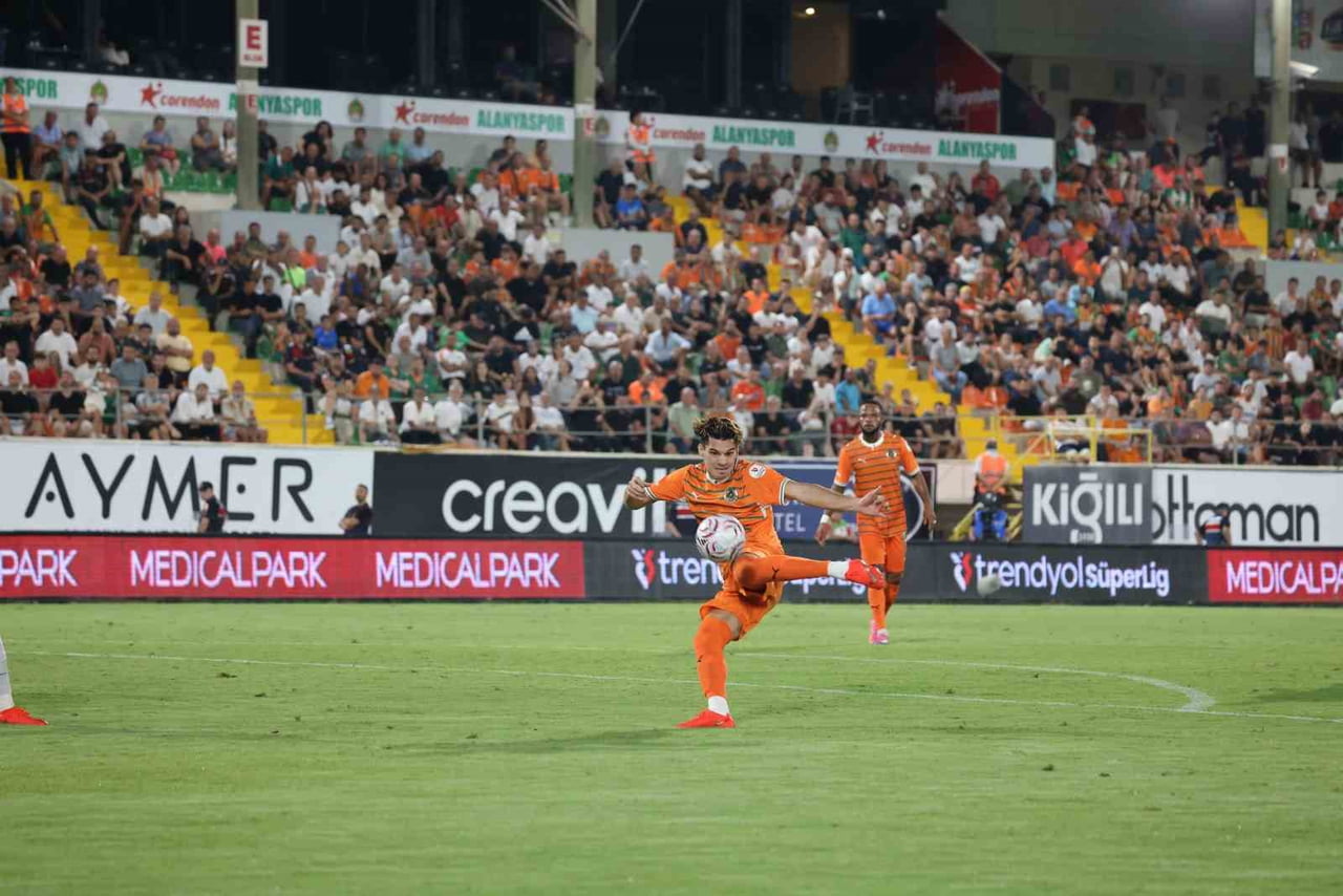 TRENDYOL SÜPER LİG'İN 5. HAFTASINDA CORENDON ALANYASPOR EVİNDE KARŞILAŞTIĞI GÖZTEPE İLE 2-2...