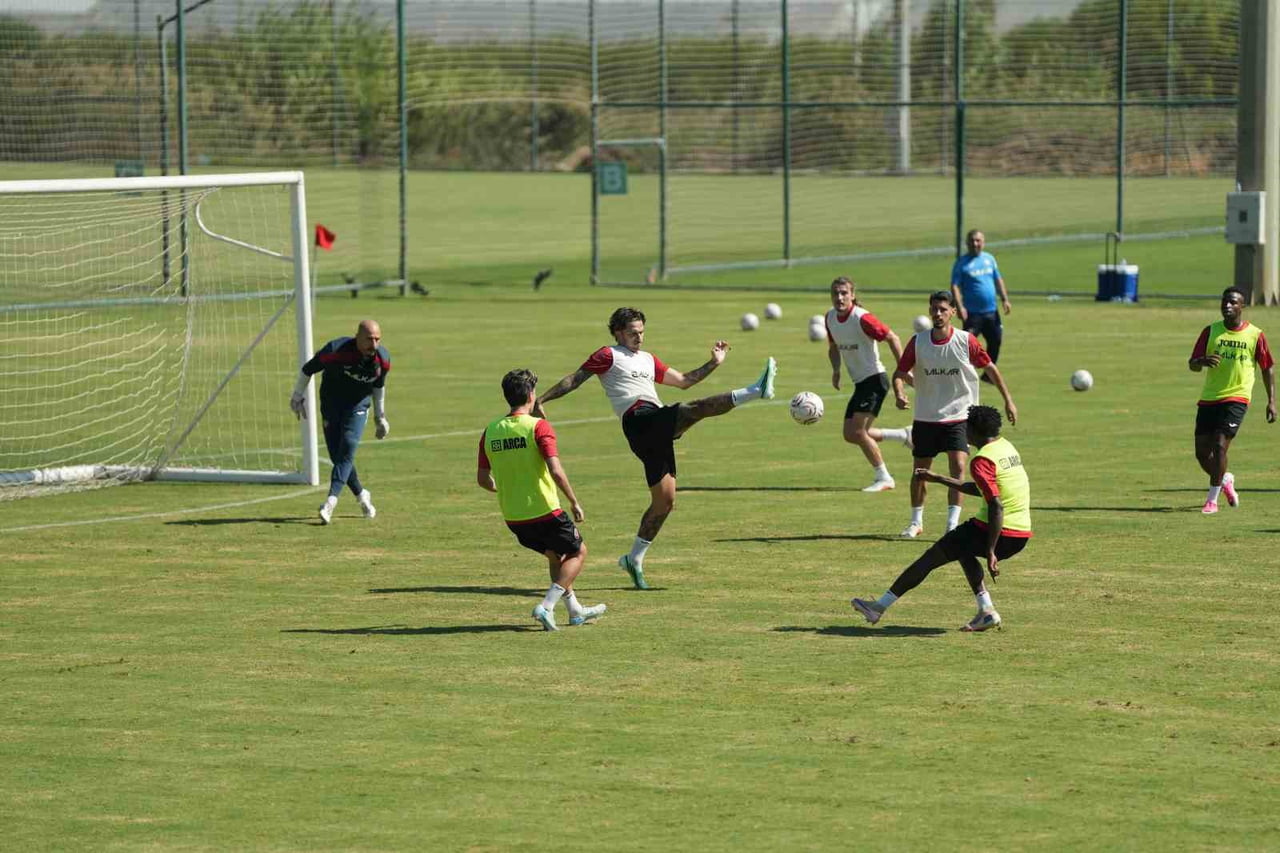 TRENDYOL SÜPER LİG EKİPLERİNDEN ÇORUM FK, ANTALYA'DAKİ KAMP ÇALIŞMALARINA ÇİFT ANTRENMANLA DEVAM...