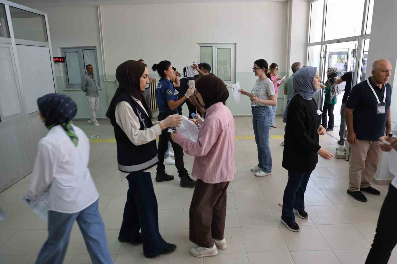 TÜM TÜRKİYE’DE OLDUĞU GİBİ ELAZIĞ’DA DA KPSS’YE GİRECEK BİNLERCE ADAY OKULLARIN YOLUNU...