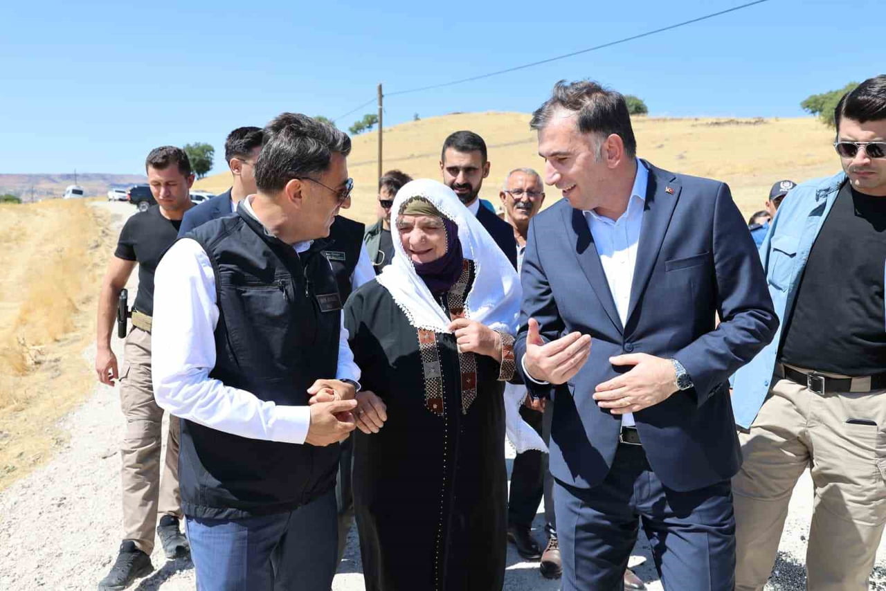 TUNCELİ'DE ULAŞIM ALTYAPISINI GÜÇLENDİRMEK AMACIYLA HAYATA GEÇİRİLEN BİTÜMLÜ SICAK KARIŞIM (BSK)...