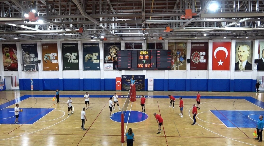 TUNCELİ’DE 39. AHİLİK HAFTASI ETKİNLİKLERİ KAPSAMINDA İL PROTOKOLÜ İLE ESNAFLAR ARASINDA VOLEYBOL...