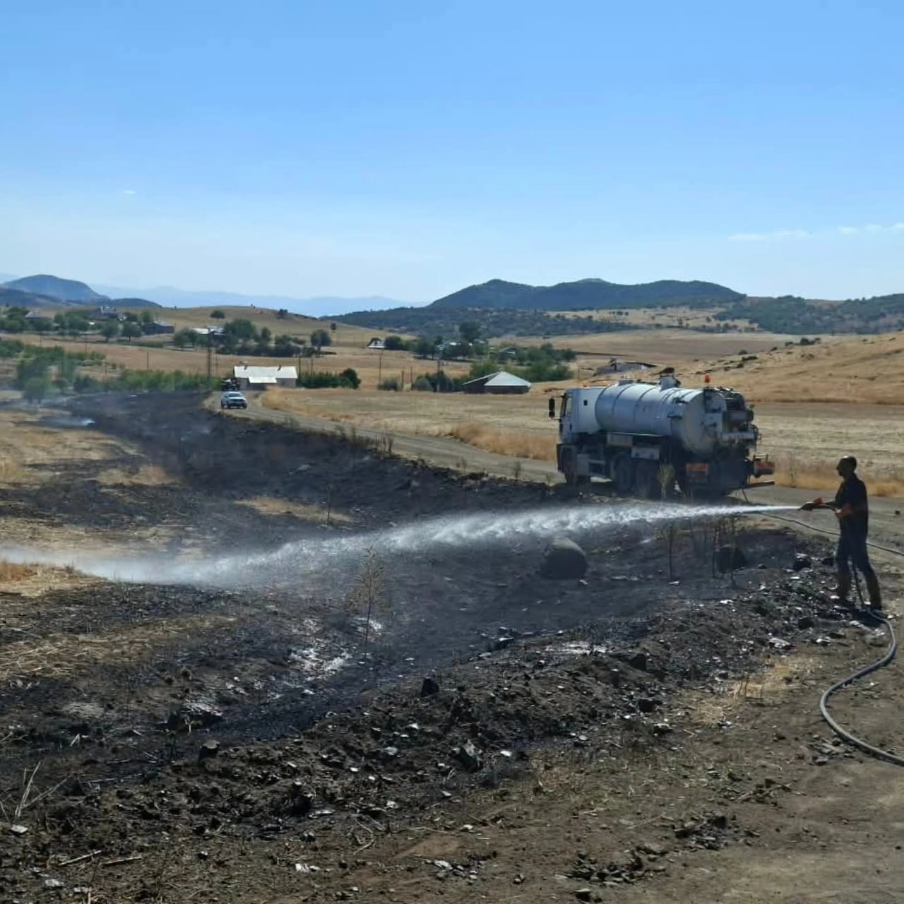 TUNCELİ’DE KURU OT YANGINI BÜYÜMEDEN SÖNDÜRÜLDÜ