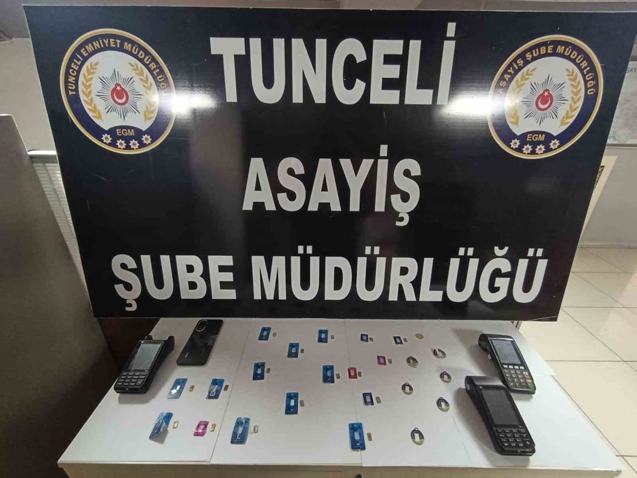 TUNCELİ’DE KUYUMCU ESNAFINI SAHTE ALTINLARLA DOLANDIRARAK 152 BİN LİRALIK ZARARA UĞRATTIĞI...