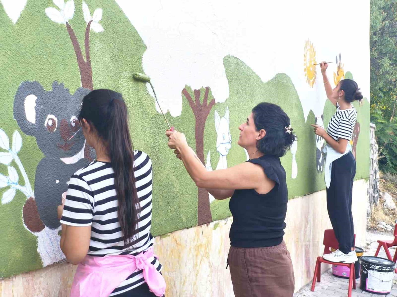 TUNCELİ’NİN BİR ANAOKULUNUN DUVARLARI, GÖNÜLLÜ ÖĞRETMENLER VE ÖĞRENCİLERİN KATKILARIYLA RENGARENK...