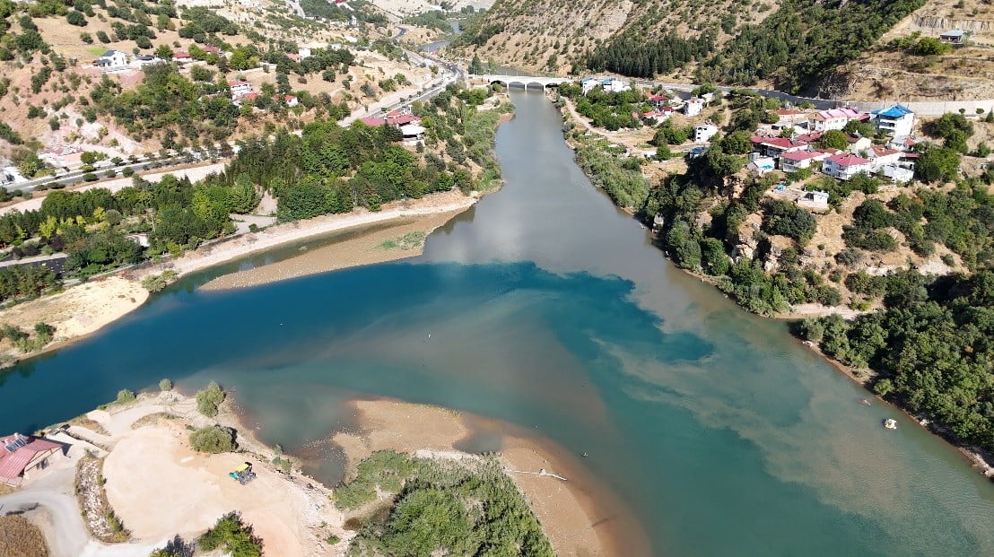 TUNCELİ’NİN YÜKSEK KESİMLERİNDE ETKİLİ OLAN YAĞIŞLARIN ARDINDAN MUNZUR VE PÜLÜMÜR NEHİRLERİ İKİ...