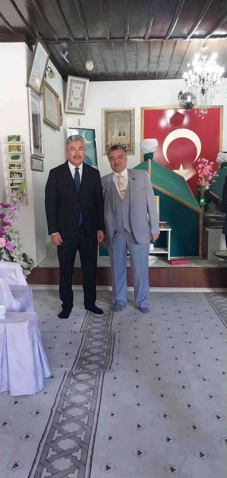 TÜRBEYİ ZİYARET EDEN, DUA EDİP FATURA OKUYAN VALİ ERDİNÇ YILMAZ'A DERNEK BAŞKANI MEHMET LEVENT...