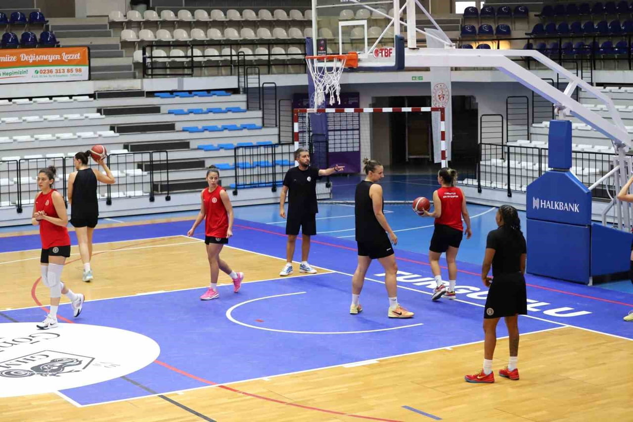 TURGUTLU BELEDİYESİ KADIN BASKETBOL TAKIMI, TARİHİ İLK SÜPER LİG MAÇINDA SAHASINDA NESİBE AYDIN...