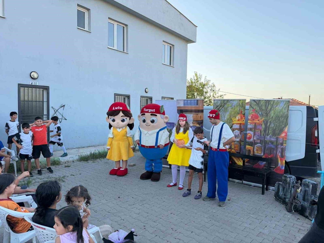 TURGUTLU BELEDİYESİ TARAFINDAN DÜZENLENEN ‘TURGUT&LULU SOKAK TİYATROSU’ ÇOCUKLARLA BİR ARAYA...