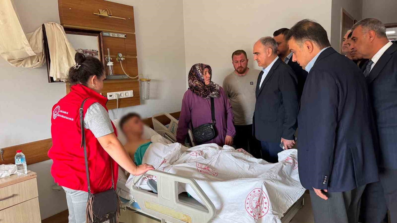 TURGUTLU’DA OKUL ÖNÜNDE MEYDANA GELEN SİLAHLI SALDIRININ ARDINDAN MANİSA VALİSİ VAHDETTİN ÖZKAN...