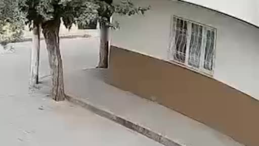 Turgutlu’da okul önünde silahlı saldırı yapan şahsın geliş ve kaçışı anları kamerada