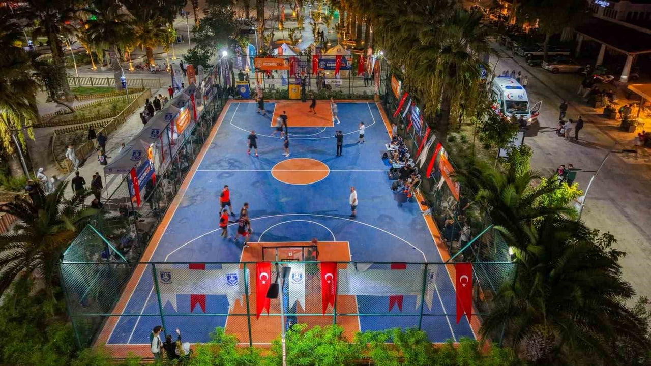TURGUTREİS’TE BASKETBOL ŞÖLENİ BAŞLADI: ŞAMPİYONLUK İÇİN 56 TAKIM SAHAYA ÇIKTI