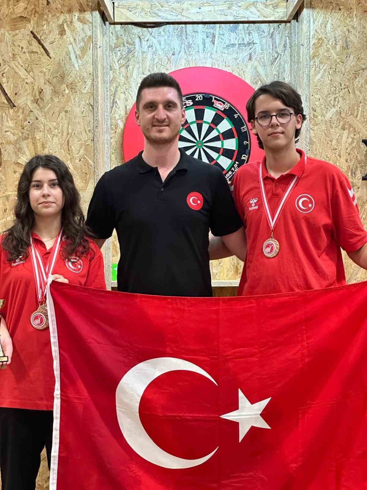TÜRKİYE DART MİLLİ TAKIMI KADROSUNDA YER ALAN YILDIRIM BELEDİYESPOR KULÜBÜ’NÜN GENÇ SPORCULARI...