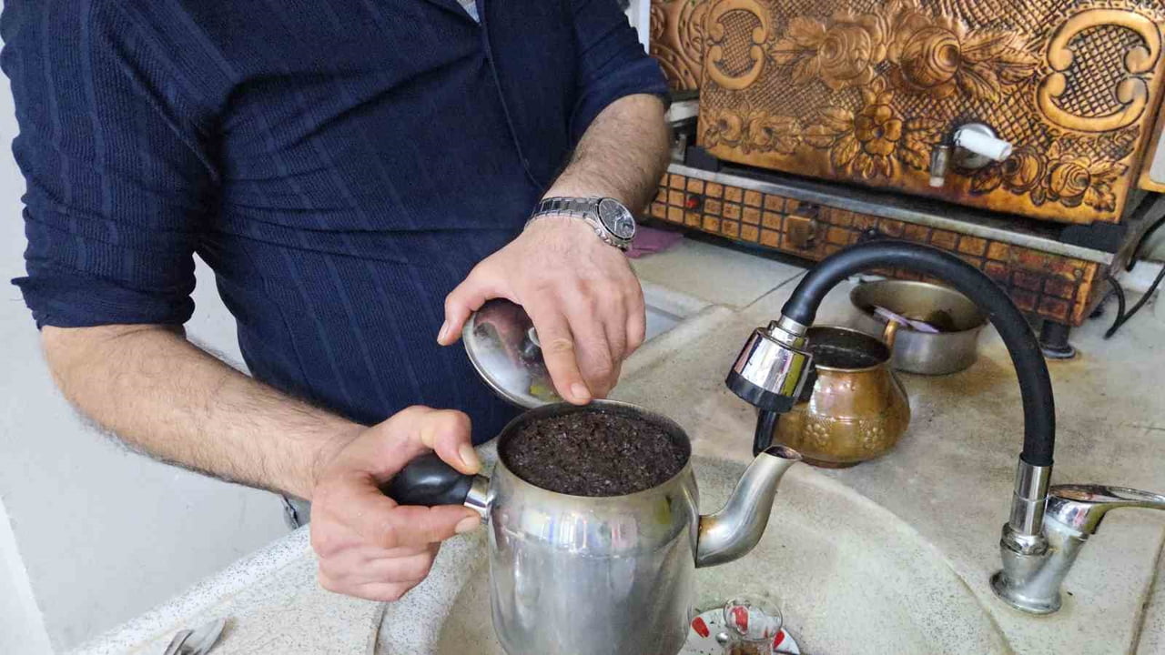 TÜRKİYE’DE SÜREN TARTIŞMALARDAN BİRİ OLAN ÇAYIN HANGİ SUYLA DEMLENMESİ GEREKTİĞİ KONUSUNDA, SOĞUK...
