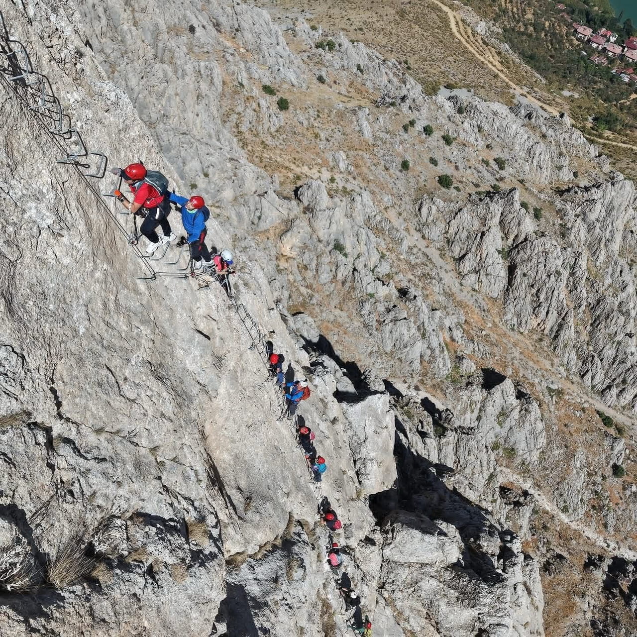 TÜRKİYE’DE TEK KEMALİYE’DE BULUNAN "VİA FERRATA" PARKURU ADRENALİN TUTKUNLARININ ROTASI...