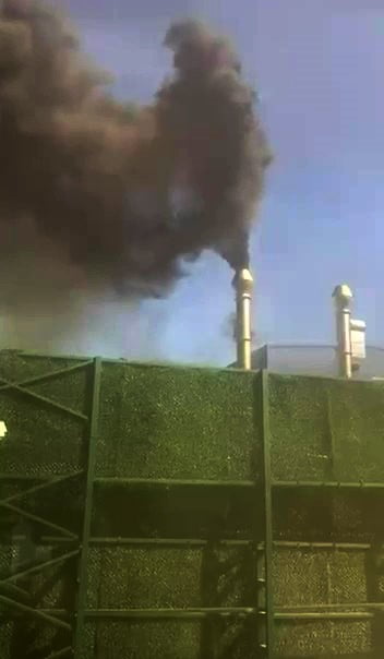 TURKUAZ POLYESTER İSİMLİ FABRİKANIN BACASINDAN YÜKSELEN SİYAH DUMANLAR BÖLGEDE TEPKİYE NEDEN...