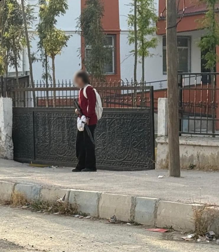 TUŞBA İLÇESİNDE ELİNDE SİLAHLA OKULA GELEN ÖĞRENCİNİN CEP TELEFONUYLA ÇEKİLEN FOTOĞRAFI ORTAYA...