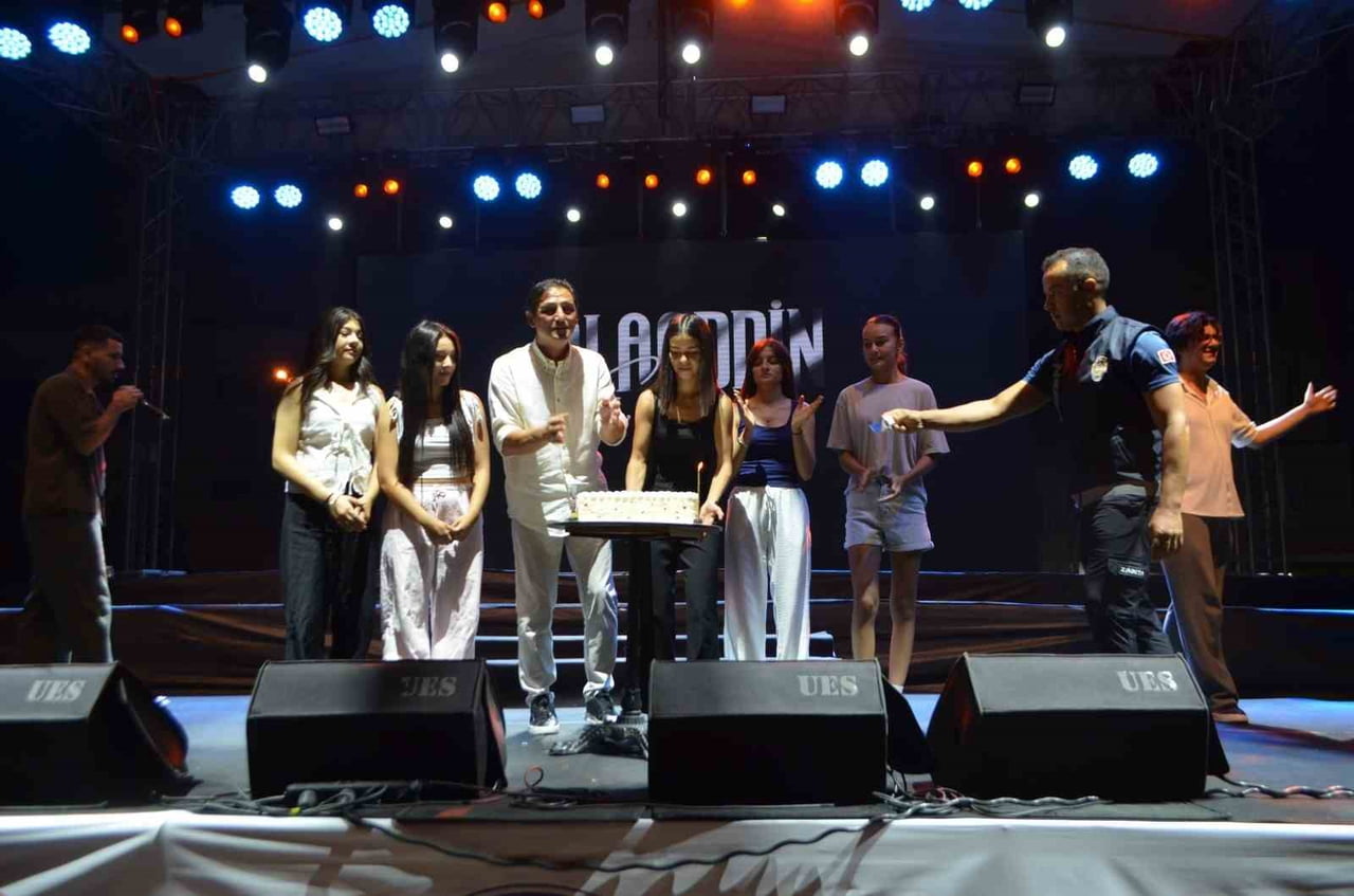 TÜTÜN VE CİRİT FESTİVALİ’NİN FİNALİNDE SAHNE ALAN GENÇ SANATÇI ALAADDİN ERGÜN, SELENDİLİLERE...