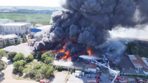 Tuzla'da deri sanayi bölgesinde fabrika yangını böyle görüntülendi