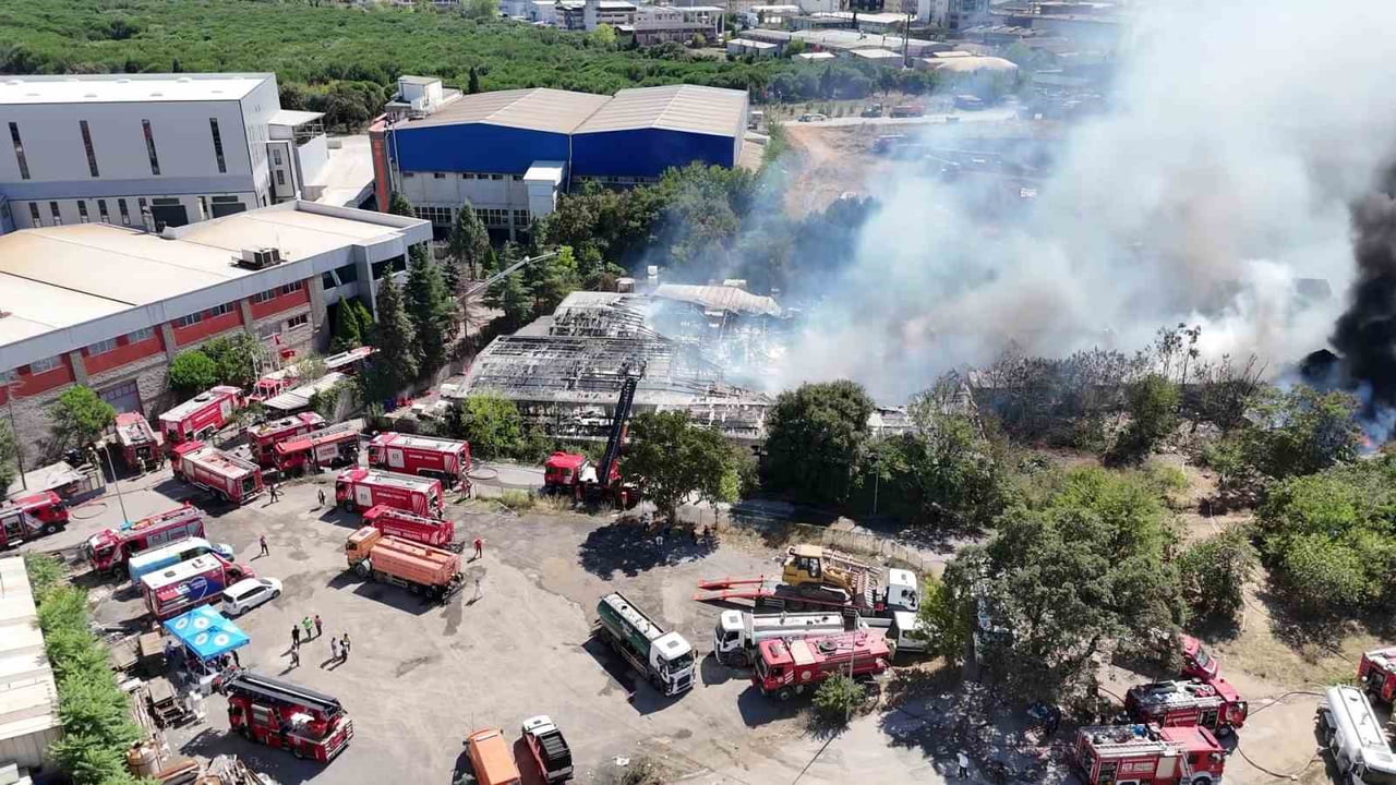 TUZLA'DA KİMYASAL FABRİKASINDA ÇIKAN YANGIN YAKLAŞIK 4 SAATLİK ÇALIŞMANIN ARDINDAN KISMİ OLARAK...