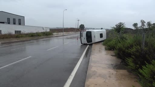 Tuzla'da servis minibüsü kaza yaptı: 1 yaralı