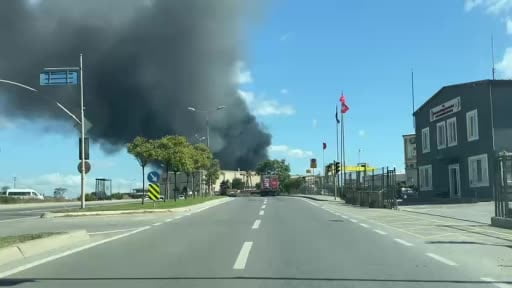 Tuzla‘da depolama alanında yangın