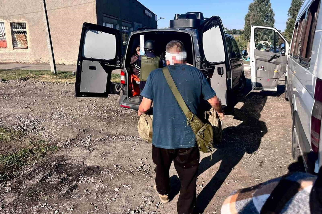 UKRAYNA’NIN DNİPROPETROVSK BÖLGESİNDE SİVİLLERİ TAŞIYAN MİNİBÜSE RUSYA TARAFINDAN İNSANSIZ HAVA...