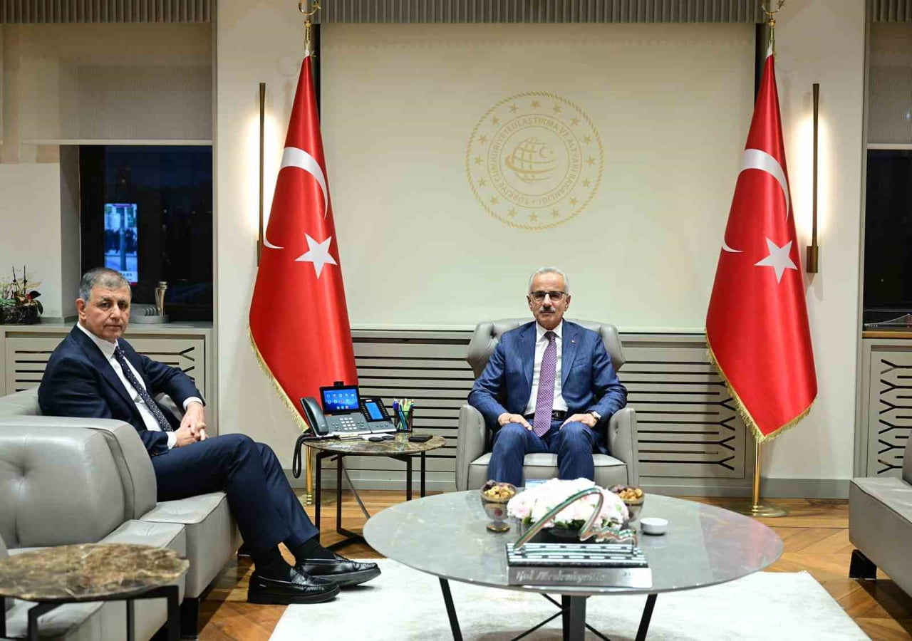 ULAŞTIRMA VE ALTYAPI BAKANI ABDULKARİ URALOĞLU, İZMİR BÜYÜKŞEHİR BELEDİYE BAŞKANI CEMİL TUGAY'I...