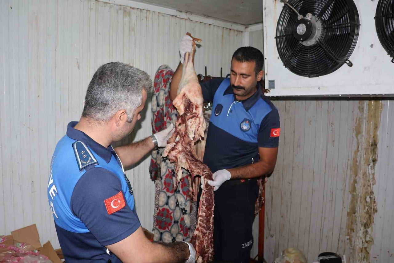 ULUBAĞ MAHALLESİ'NDE FAALİYET GÖSTEREN BİR KASAP İŞLETMESİNDE 315 KİLO BOZUK ET ELE...