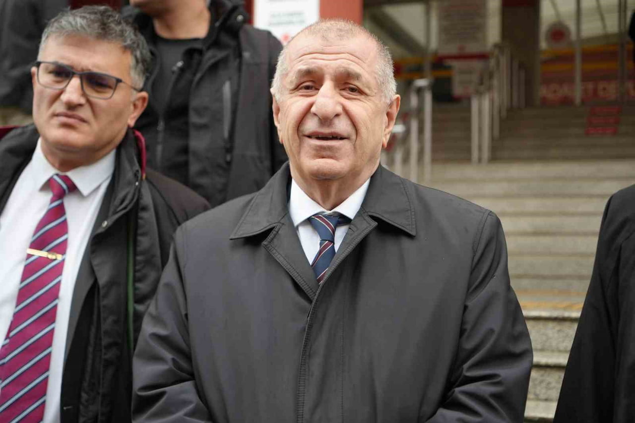 ÜMİT ÖZDAĞ KOCAELİ ADLİYESİ ÖNÜNDE (ARŞİV)