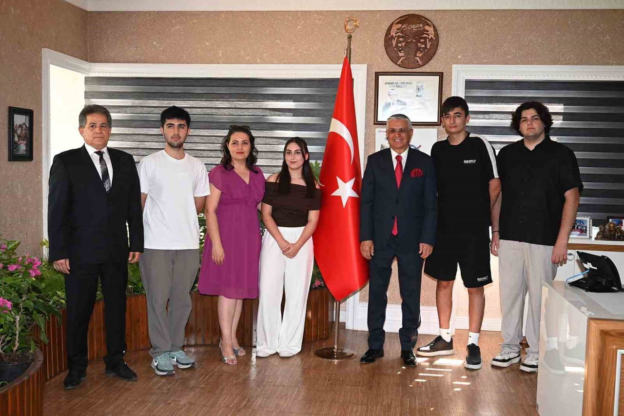 ÜNİVERSİTE SINAVINDA BAŞARI ELDE EDEN ÖĞRENCİLER, BAŞKAN TOPALOĞLU'NA ZİYARETTE  BULUNDU