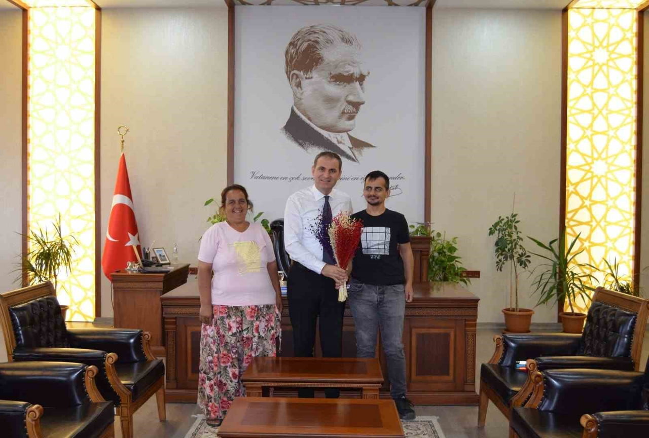 ÜNİVERSİTEYİ KAZANAN GÖRME ENGELLİ GENÇ, ANNESİ VE BAYINDIR KAYMAKAMI MURAT METE